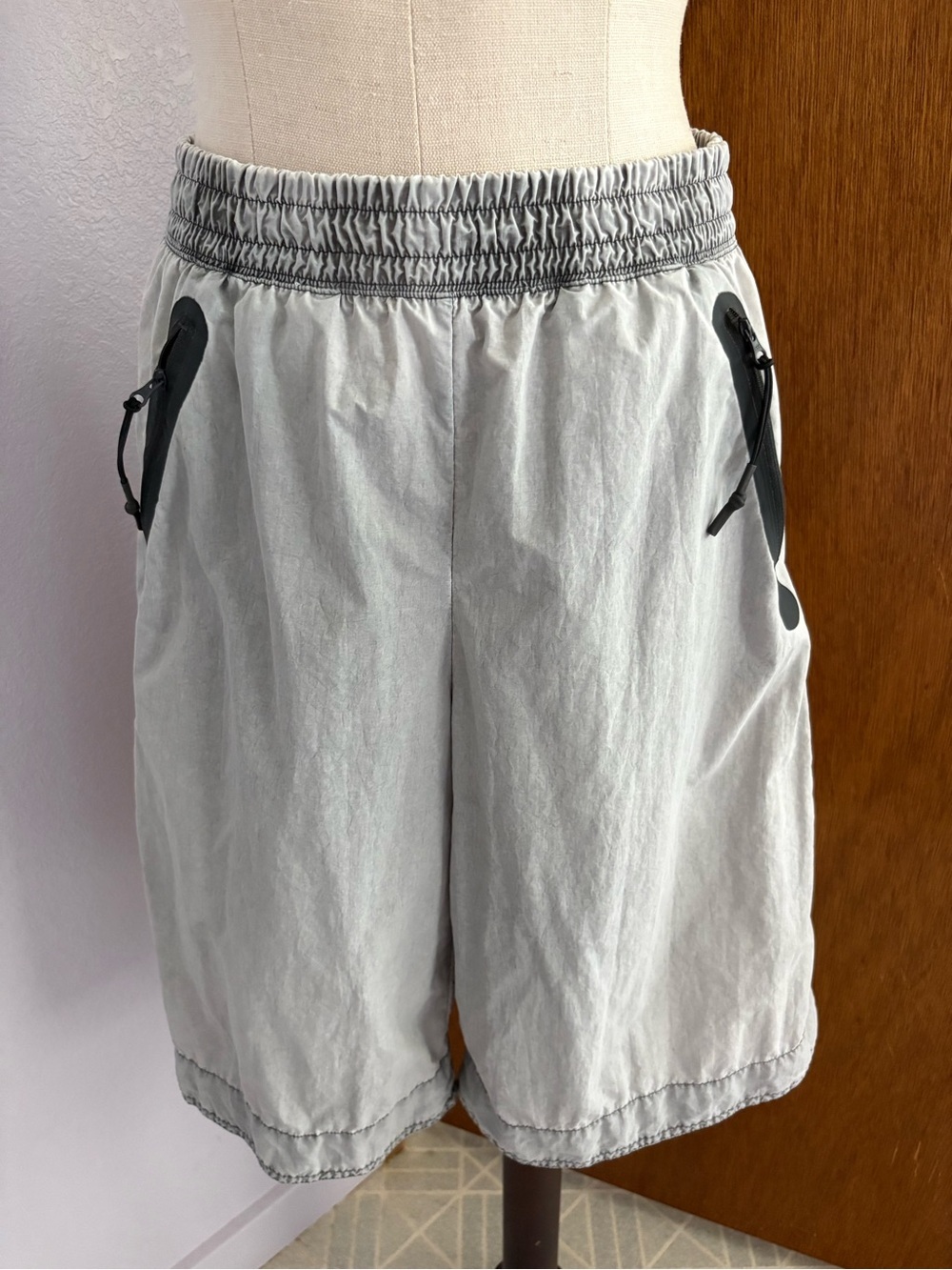 NIKE sz S Gray Tech Pack High Rise Woven Shorts DM6508 Elastic Waist